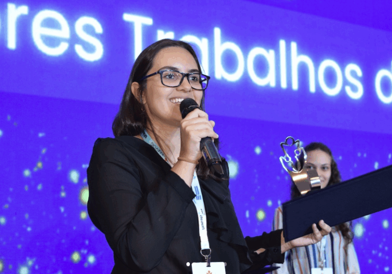 Júlia Silva Borges recebeu condecoração no 35º Congresso de Iniciação Científica da Unesp, em 2023, por sua pesquisa na área de Engenharia Aeronáutica.