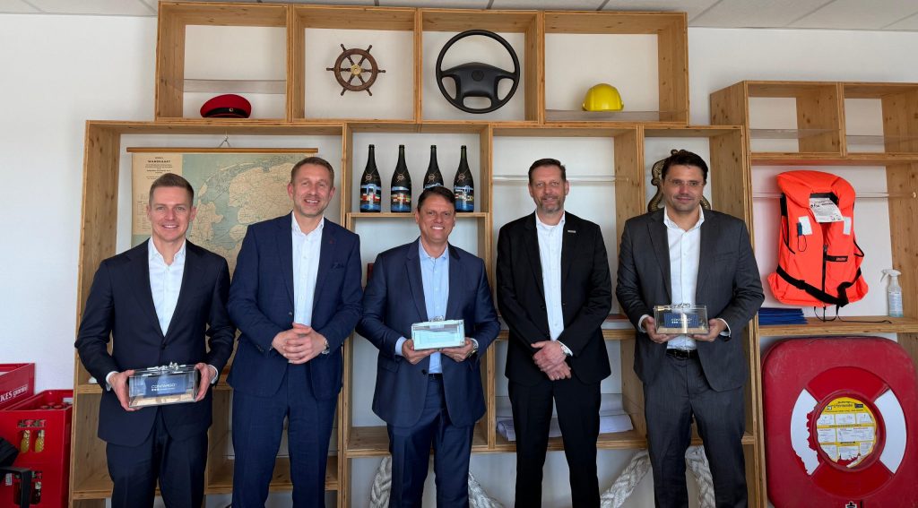 Governador Tarcísio de Freitas e secretário Rafael Benini (último à direita) visitaram empresa Contargo. Foto: Governo de SP