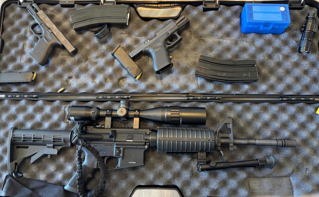 Fuzil e pistolas apreendidos em uma operação da Polícia de São Paulo contra a violência contra a mulher, defendendo a Lei Maria da Penha