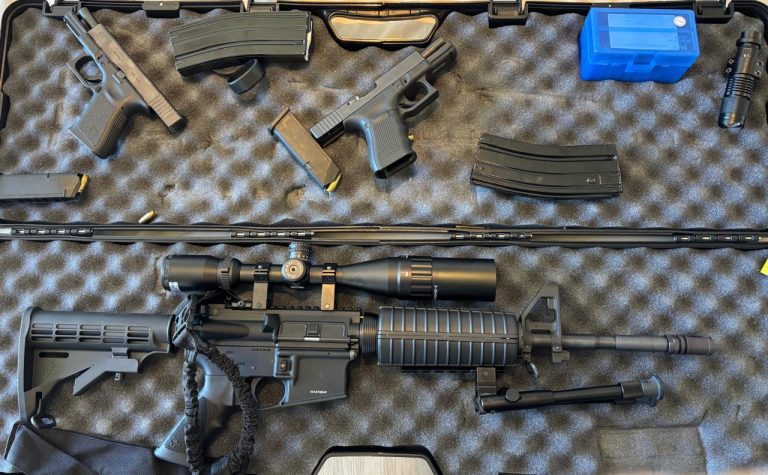 Fuzil e pistolas apreendidos em uma operação da Polícia de São Paulo contra a violência contra a mulher, defendendo a Lei Maria da Penha