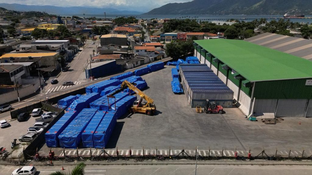 Tuneladora passará pelos procedimentos aduaneiros antes de seguir por transporte terrestre até o canteiro da futura Estação Penha, onde será montada nos próximos meses. Foto: Divulgação/Governo de SP