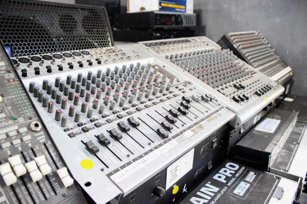 Mesa de som que será leiloada