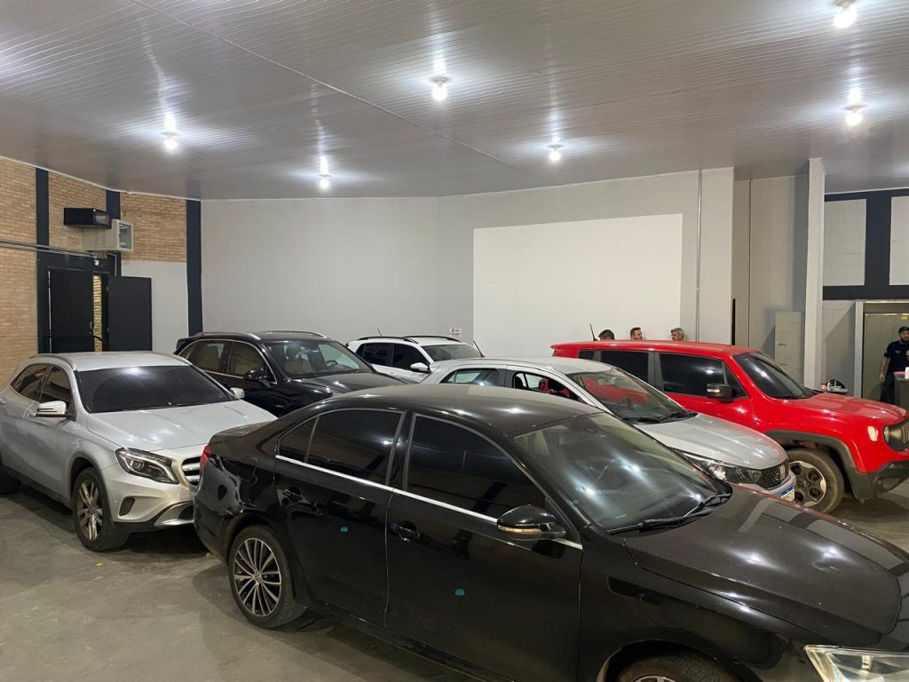 Policia apreendeu 56 veículos, 45 celulares, 198 cartões bancários, um revólver e 300 munições, além de joias e relógios Foto: Divulgação/Governo de SP