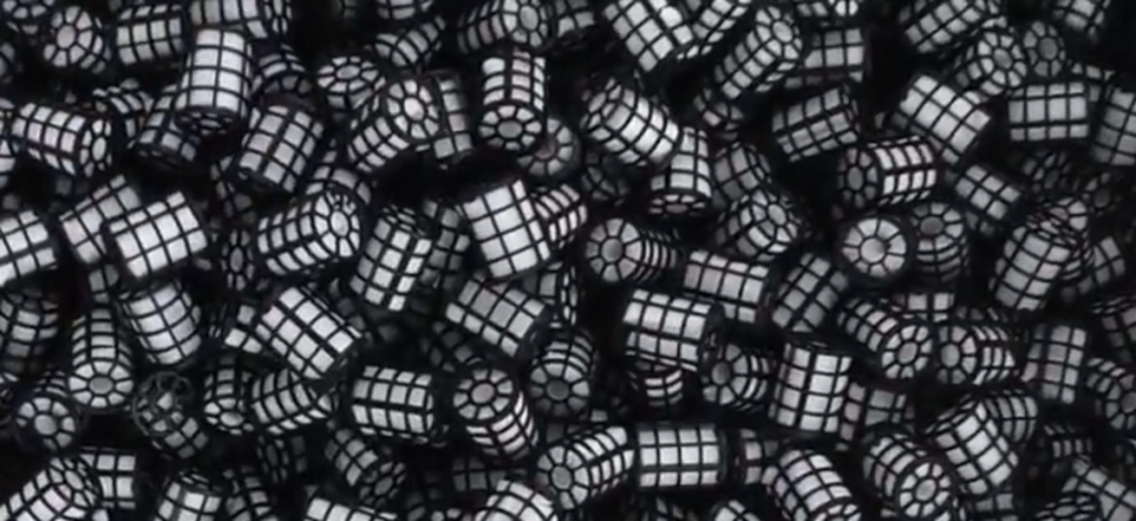 Biobob é um dispositivo que imobiliza e agrupa bactérias responsáveis pelo tratamento do esgoto, otimizando o processo Foto: Divulgação/Sabesp