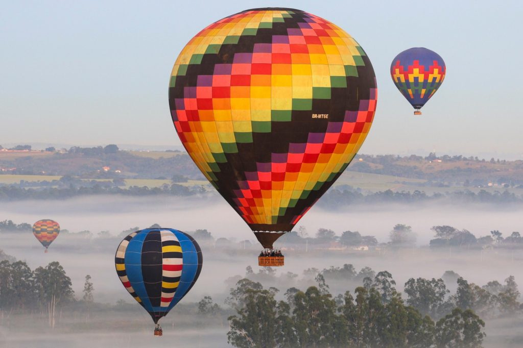 Prática de balonismo em Boituva, região de Sorocaba (foto: Éric Ribeiro / Setur-SP)