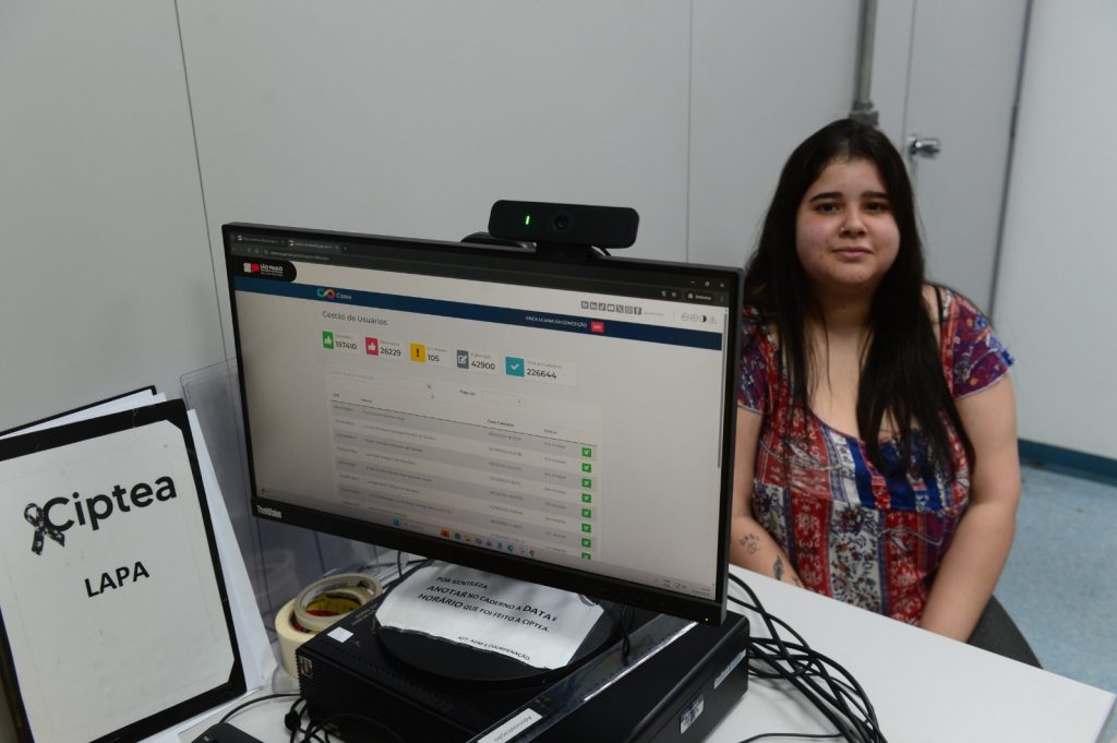 Andressa em um unidade do Poupatempo para a realização da sua Carteira de Identificação da Pessoa com Transtorno do Espectro Autista (CipTEA). Foto: Francisco Cepeda