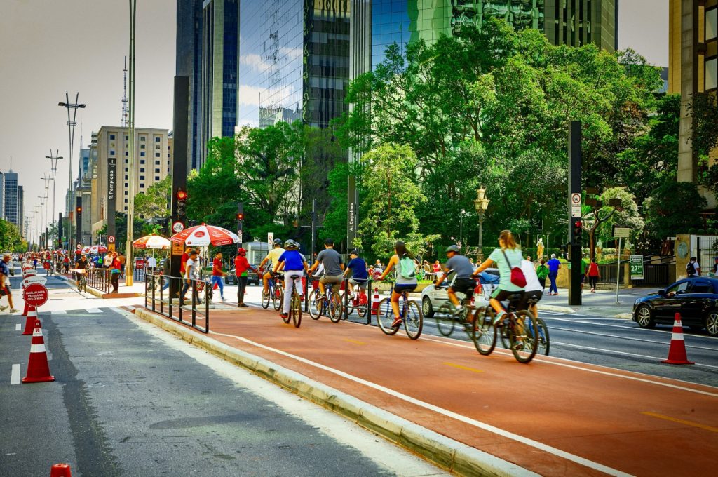 Ciclismo e passeios aos domingos, na Avenida Paulista (foto: Ken Chu / Setur-SP)